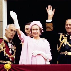 La Reina Isabel y el Duque de Edimburgo con Lord Mountbatten en el Jubileo de Plata de la Reina Isabel