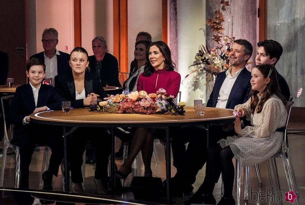 Federico y Mary de Dinamarca con sus hijos durante el programa especial por el 50 cumpleaños de Mary de Dinamarca