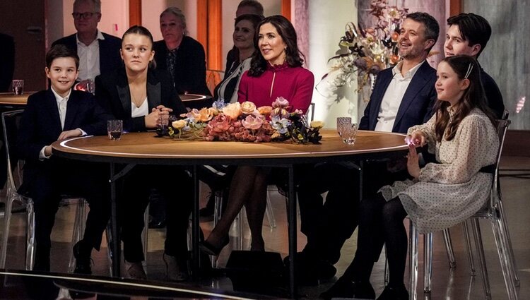 Federico y Mary de Dinamarca con sus hijos durante el programa especial por el 50 cumpleaños de Mary de Dinamarca