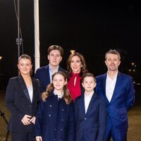 Federico y Mary de Dinamarca y sus hijos Christian, Isabel, Vicente y Josefina en el programa especial por el 50 cumpleaños de Mary de Dinamarca