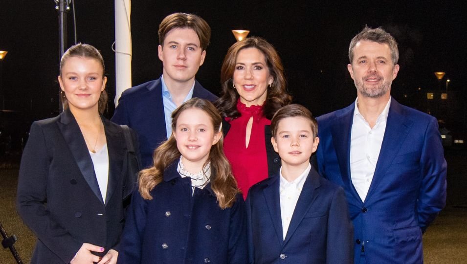 Federico y Mary de Dinamarca y sus hijos Christian, Isabel, Vicente y Josefina en el programa especial por el 50 cumpleaños de Mary de Dinamarca