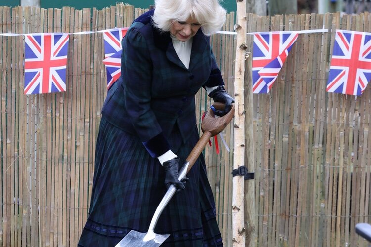 Camilla Parker plantando un árbol en su visita a la Escuela Roundhill de Bath