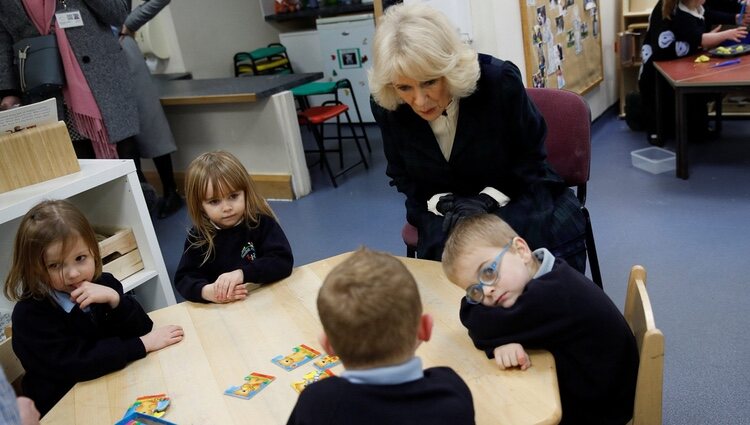 Camilla Parker hablando con unos niños en su visita a la Escuela Roundhill de Bath