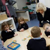 Camilla Parker hablando con unos niños en su visita a la Escuela Roundhill de Bath