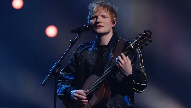 Ed Sheeran durante su actuación en los Brit Awards 2022