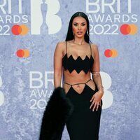 Maya Jama en la alfombra roja de los Brit Awards 2022