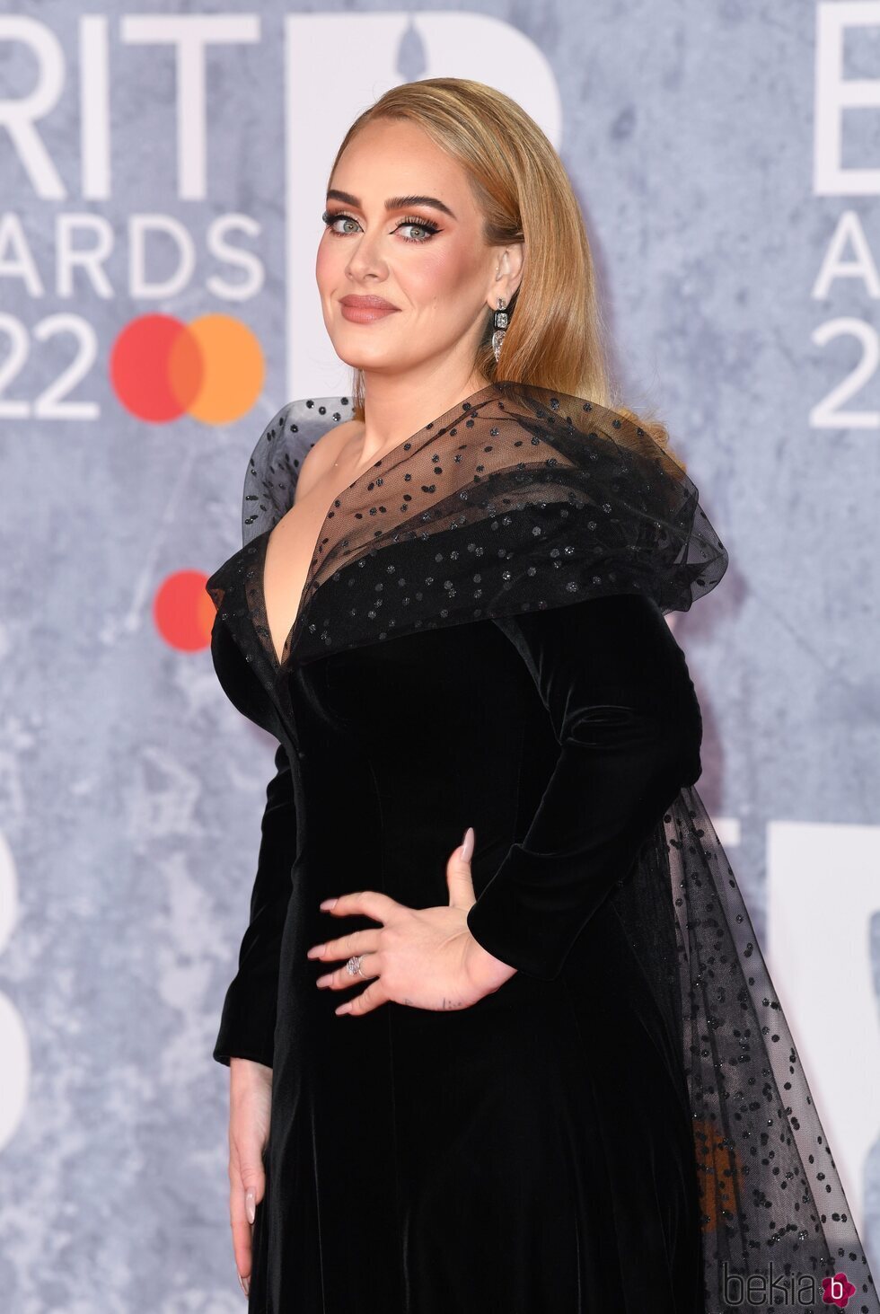 Adele posa en la alfombra roja de los Brit Awards 2022