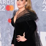 Adele posa en la alfombra roja de los Brit Awards 2022