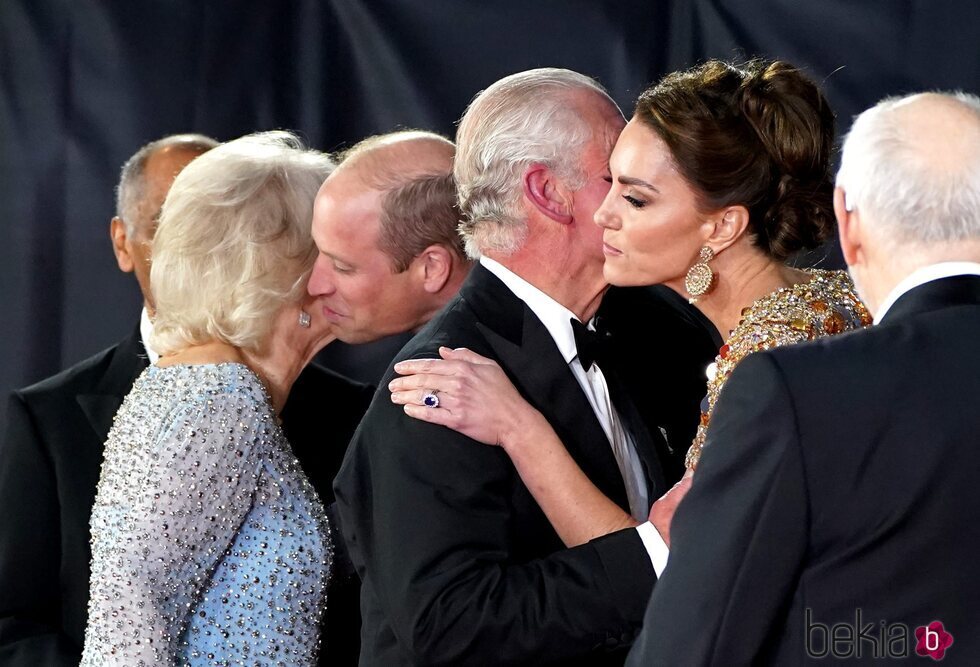 El Príncipe Guillermo besa a Camilla Parker mientras el Príncipe Carlos besa a Kate Middleton