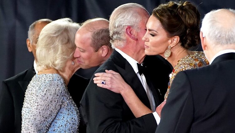 El Príncipe Guillermo besa a Camilla Parker mientras el Príncipe Carlos besa a Kate Middleton