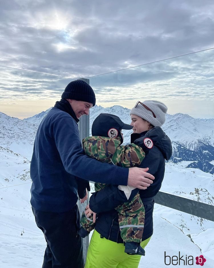 Eugenia de York y Jack Brooksbank con su hijo August en la nieve