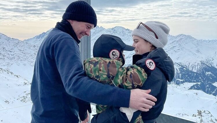 Eugenia de York y Jack Brooksbank con su hijo August en la nieve