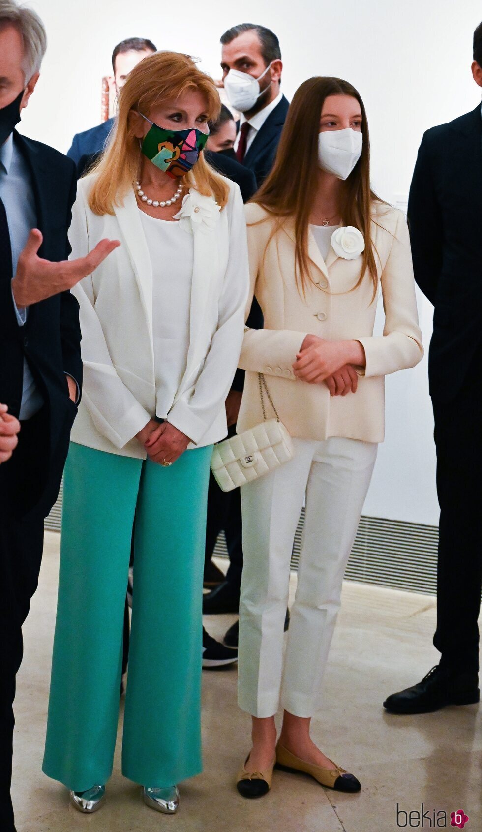 Tita Cervera y su hija Carmen en la firma del acuerdo con el Estado