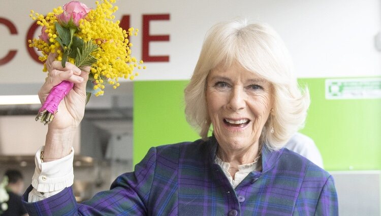 Camilla Parker, muy contenta con un ramo de flores tras saber que será Reina consorte