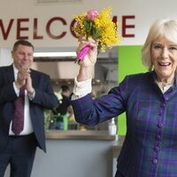 Camilla Parker, muy contenta con un ramo de flores tras saber que será Reina consorte