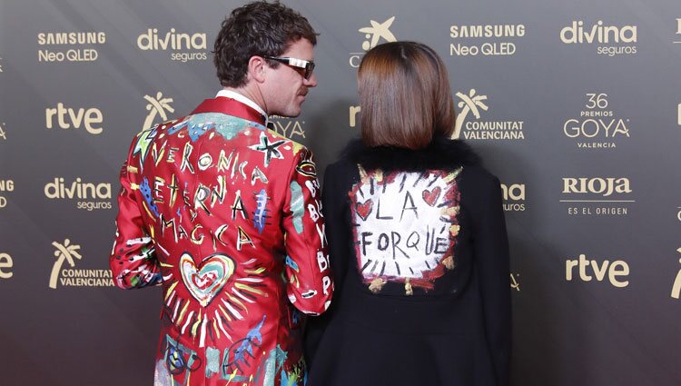 Macarena Gómez y Aldo Comas con los trajes homenaje a Verónica Forqué en los Goya 2022