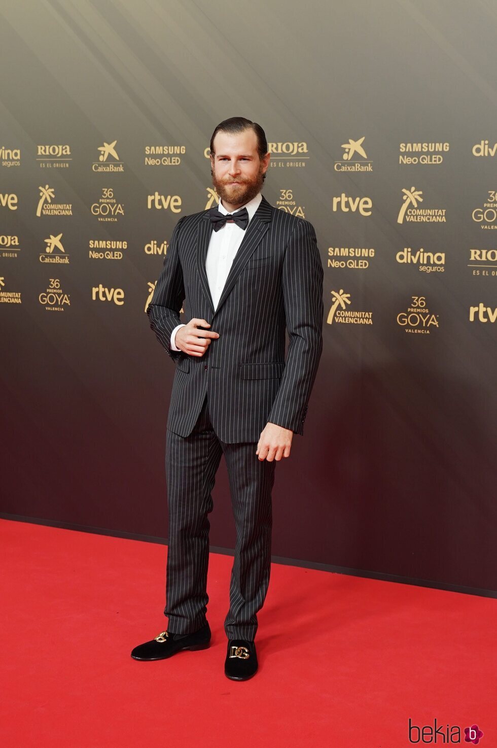 Álvaro Cervantes en la alfombra roja de los Premios Goya 2022