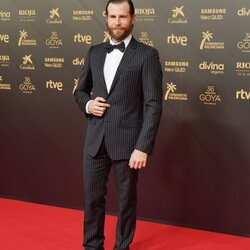 Álvaro Cervantes en la alfombra roja de los Premios Goya 2022