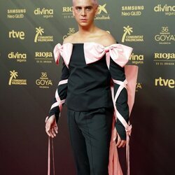 Eduardo Casanova en la alfombra roja de los Premios Goya 2022