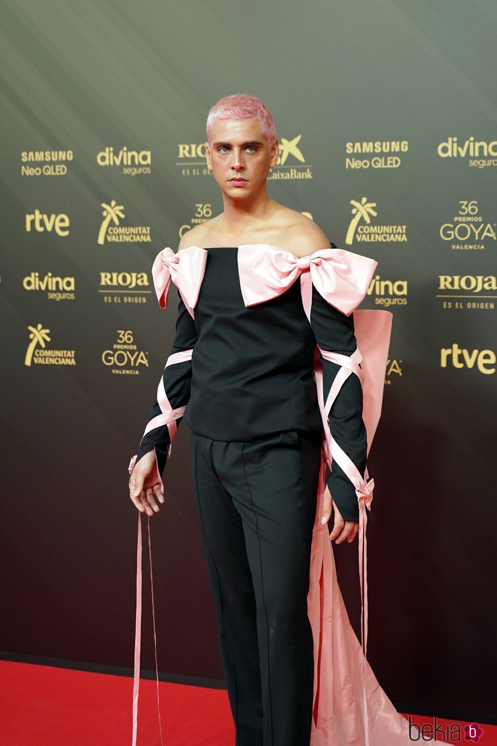 Eduardo Casanova en la alfombra roja de los Premios Goya 2022