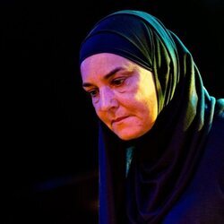 Sinead O'Connor en el escenario tras convertirse al Islam