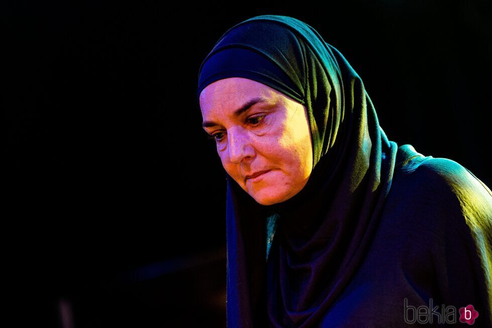 Sinead O'Connor en el escenario tras convertirse al Islam