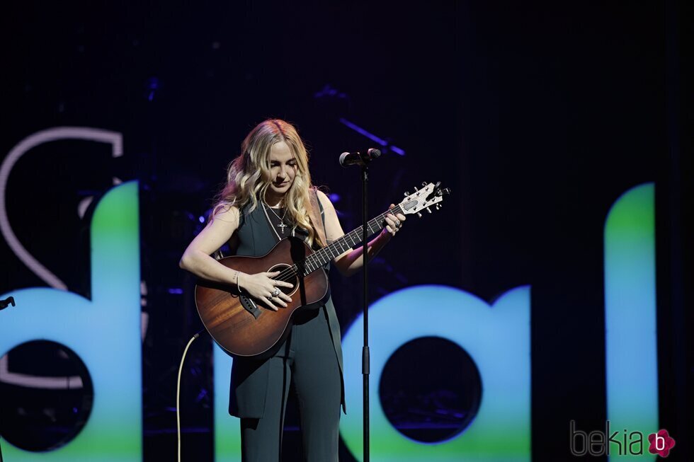 Paula Mattheus en el escenario durante el concierto Dial Únic@s