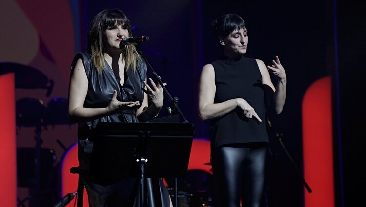 Rozalén en el escenario durante el concierto Dial Únic@s