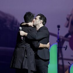 David Bustamante y Pablo López se funden en un abrazo durante el concierto Dial Únic@s