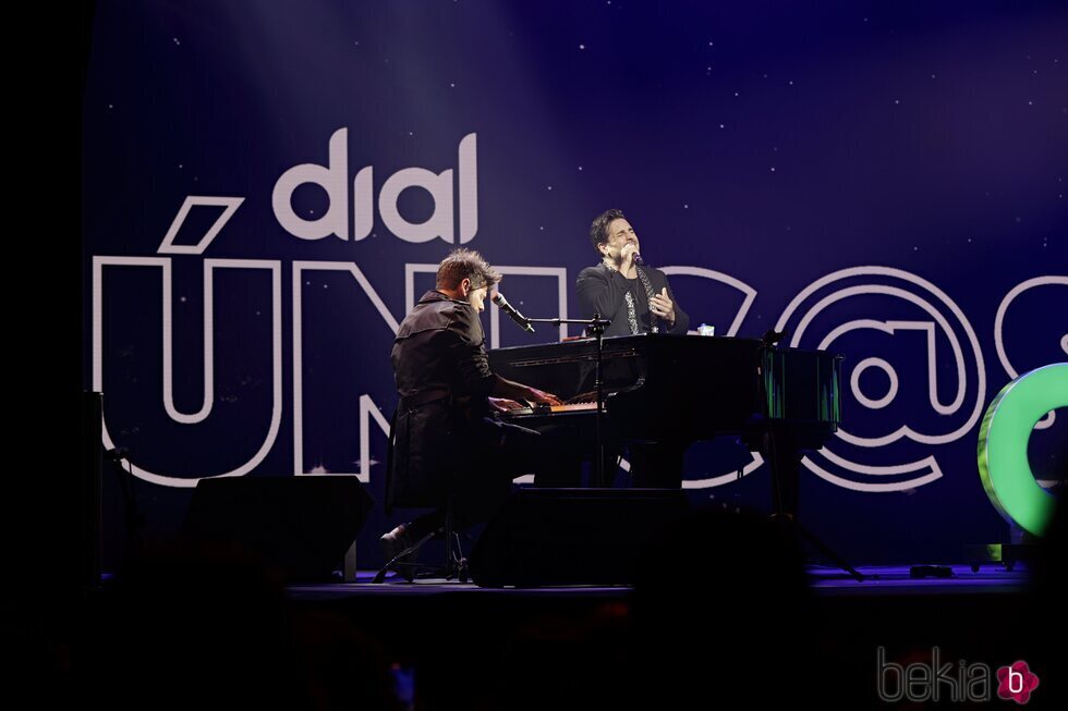 David Bustamante y Pablo López cantando juntos en el concierto Dial Únic@s