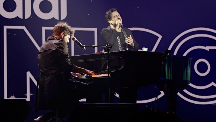 David Bustamante y Pablo López cantando juntos en el concierto Dial Únic@s