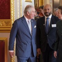 El Príncipe Carlos y la Princesa Ana, muy cómplices en los Queen's Anniversary Prize