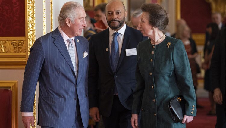 El Príncipe Carlos y la Princesa Ana, muy cómplices en los Queen's Anniversary Prize