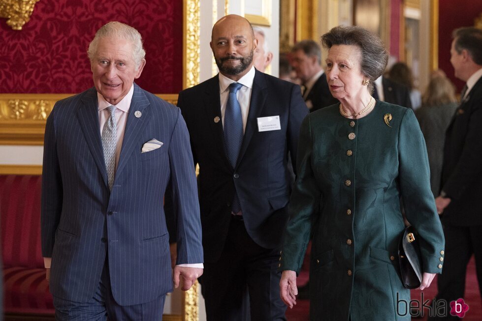 El Príncipe Carlos y la Princesa Ana en los Queen's Anniversary Prize