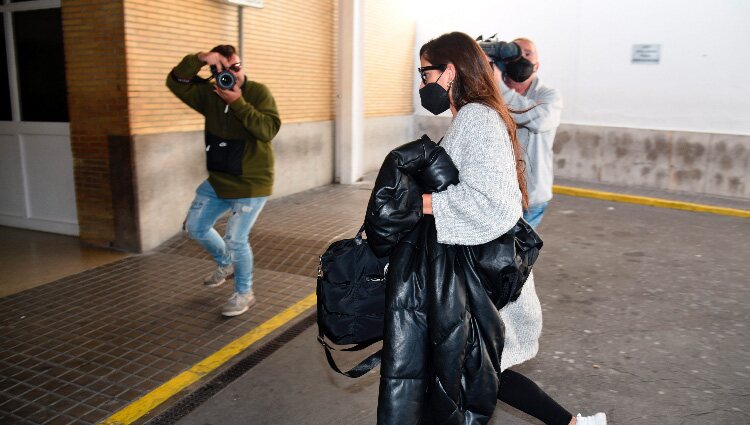 Anabel Pantoja entrando en el hospital para ver a su padre, Bernardo Pantoja