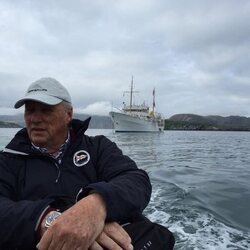 Harald de Noruega con el barco real al fondo