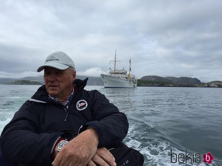 Harald de Noruega con el barco real al fondo