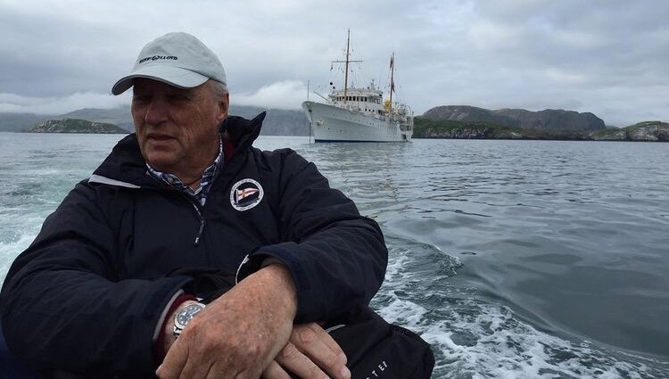 Harald de Noruega con el barco real al fondo