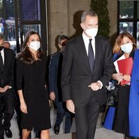 El Rey Felipe, seguido de la Reina Letizia en la gala inaugural conmemorativa de los actos del V Centenario del fallecimiento de Antonio de Nebrija en el T