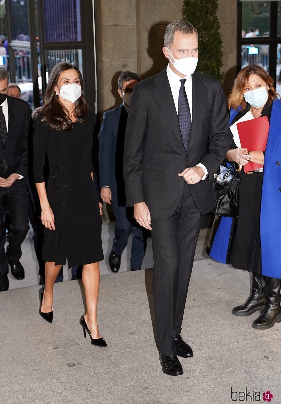 El Rey Felipe, seguido de la Reina Letizia en la gala inaugural conmemorativa de los actos del V Centenario del fallecimiento de Antonio de Nebrija en el T