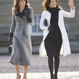 Kate Middleton y Mary de Dinamarca saludando en su encuentro en Amalienborg