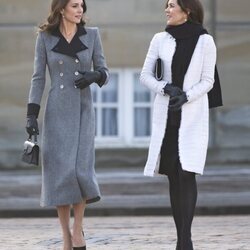 Kate Middleton y Mary de Dinamarca hablando en su encuentro en Amalienborg