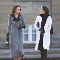 Kate Middleton y Mary de Dinamarca hablando en su encuentro en Amalienborg