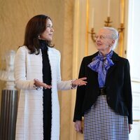 Margarita de Dinamarca y Kate Middleton escuchan a Mary de Dinamarca en su encuentro en Amalienborg