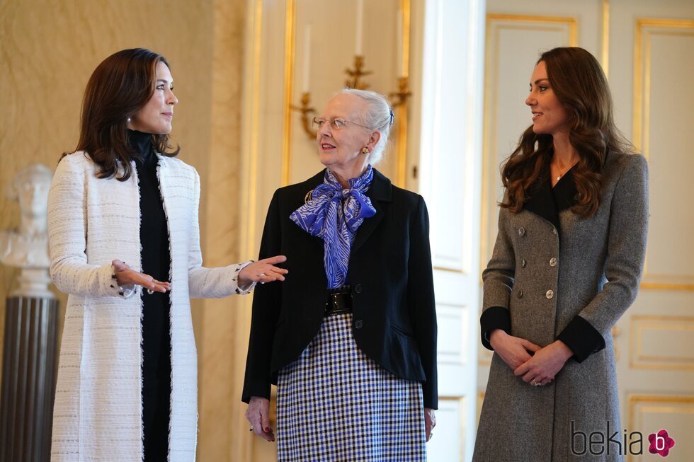 Margarita de Dinamarca y Kate Middleton escuchan a Mary de Dinamarca en su encuentro en Amalienborg