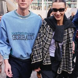 Bella Hadid y su novio Marc Kalman en la Semana de la Moda de Milán