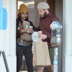 Freida Pinto y su marido Cory Tran con su bebé dando un paseo por Los Feliz, en Los Angeles