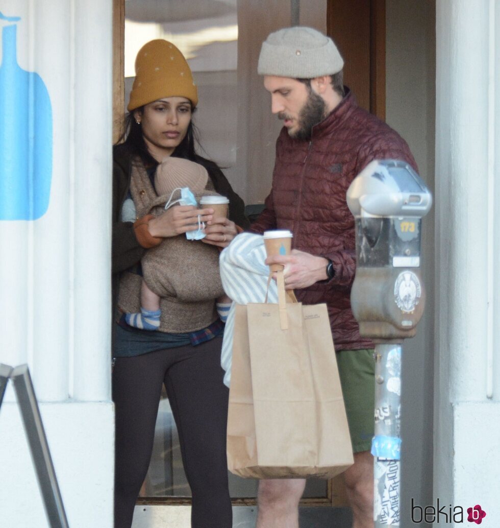 Freida Pinto y su marido Cory Tran con su bebé dando un paseo por Los Feliz, en Los Angeles