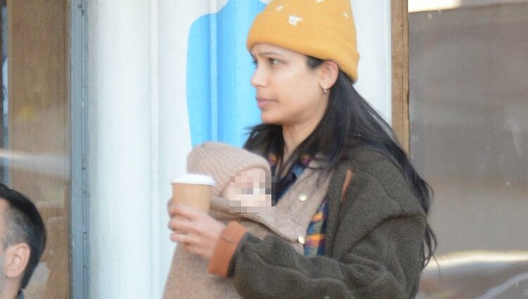 Freida Pinto con su bebé dando un paseo por Los Feliz, en Los Angeles