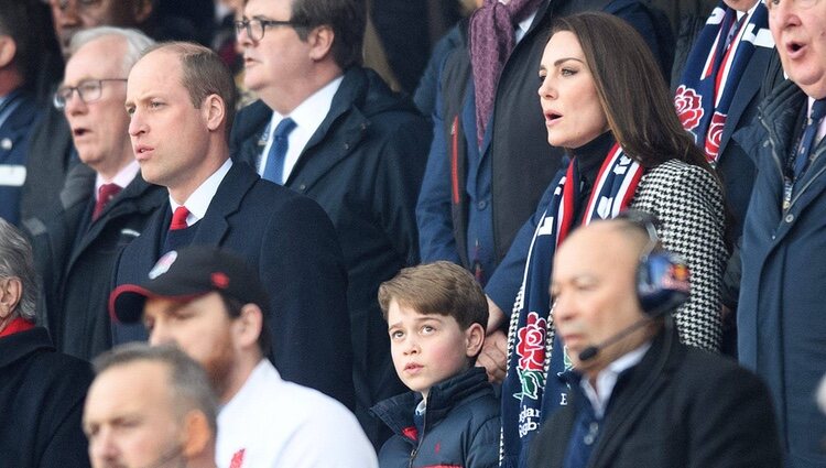 El Príncipe Guillermo, el Príncipe Jorge y Kate Middleton en un partido de rugby